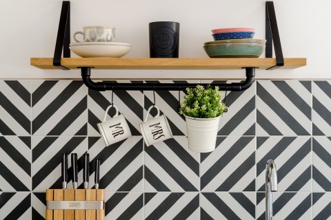 Patterned kitchen backsplash and mr and mrs mugs